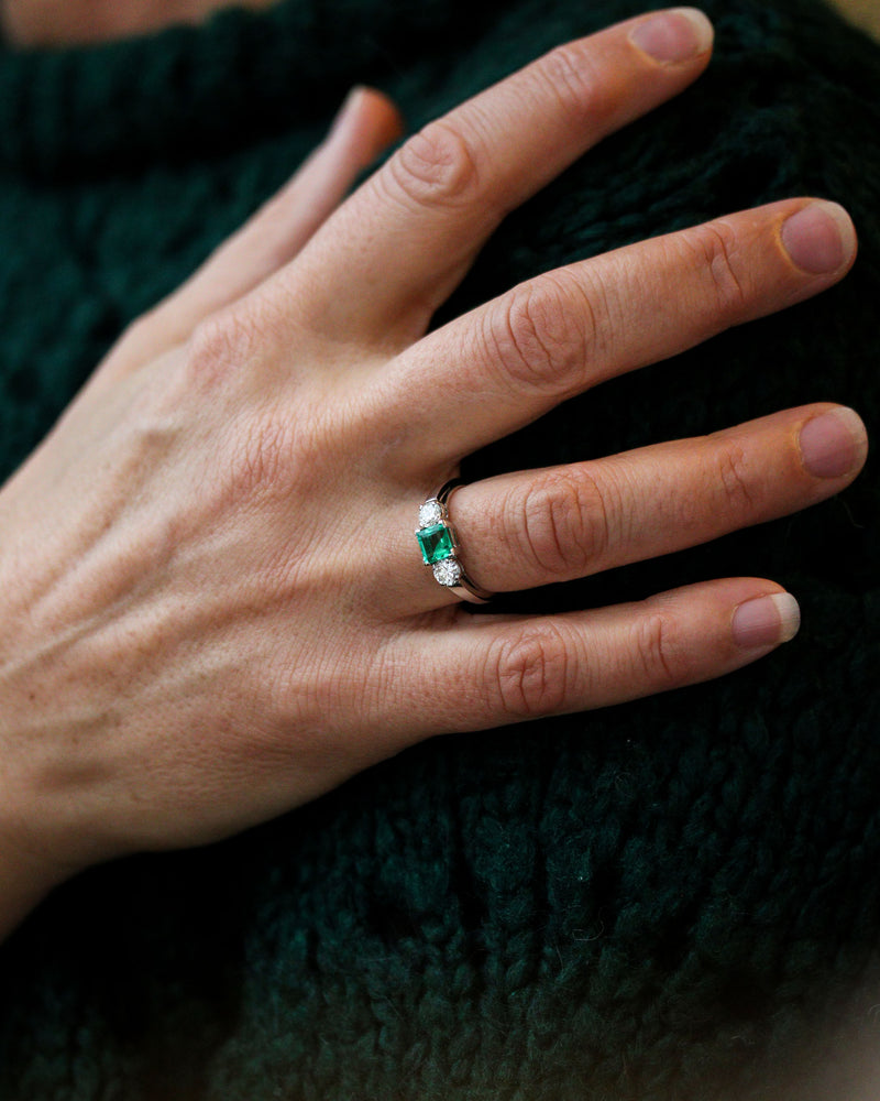 Bague en Platine Trilogie Emeraude Princesse et diamants
