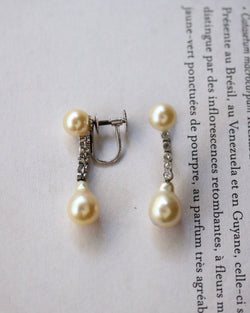 Paire de Boucles d'Oreilles Pendantes Perles, Diamants et Or Blanc