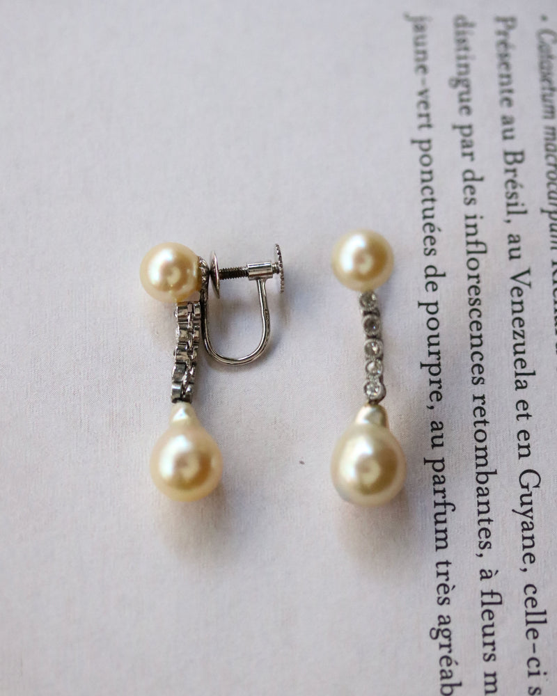 Paire de Boucles d'Oreilles Pendantes Perles, Diamants et Or Blanc