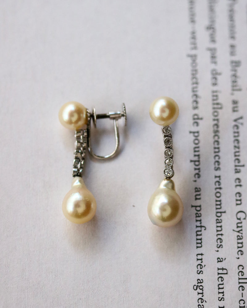 Paire de Boucles d'Oreilles Pendantes Perles, Diamants et Or Blanc