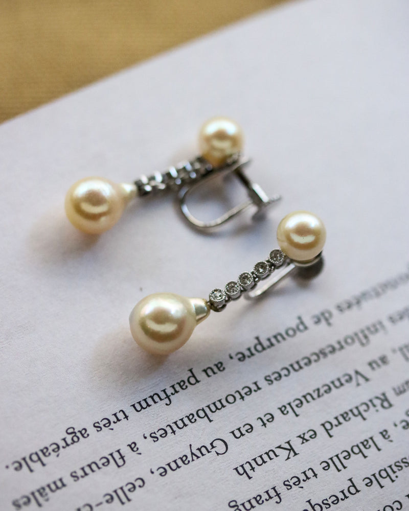 Paire de Boucles d'Oreilles Pendantes Perles, Diamants et Or Blanc