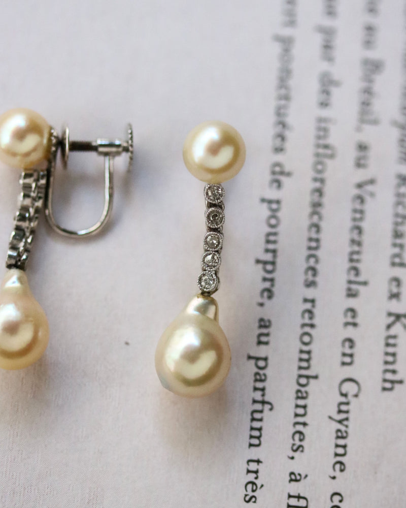 Paire de Boucles d'Oreilles Pendantes Perles, Diamants et Or Blanc