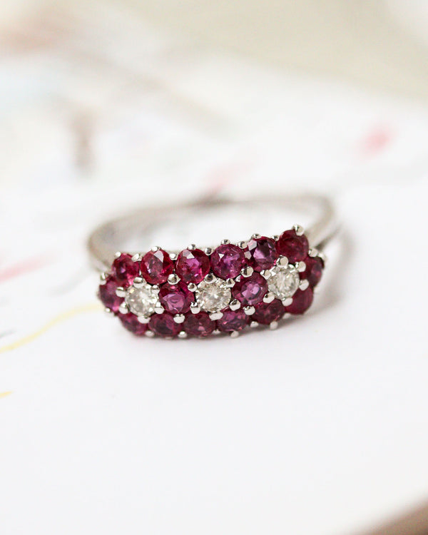 Bague 1950 Jarretière Diamants et Rubis