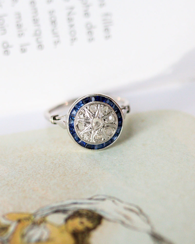 Bague Art Déco Or Blanc Diamants et Saphirs Calibrés