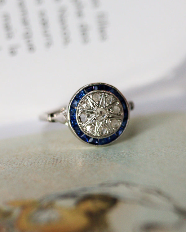 Bague Art Déco Or Blanc Diamants et Saphirs Calibrés