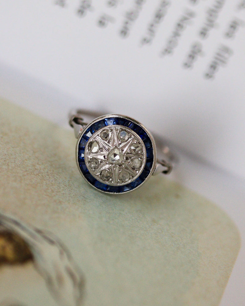 Bague Art Déco Or Blanc Diamants et Saphirs Calibrés