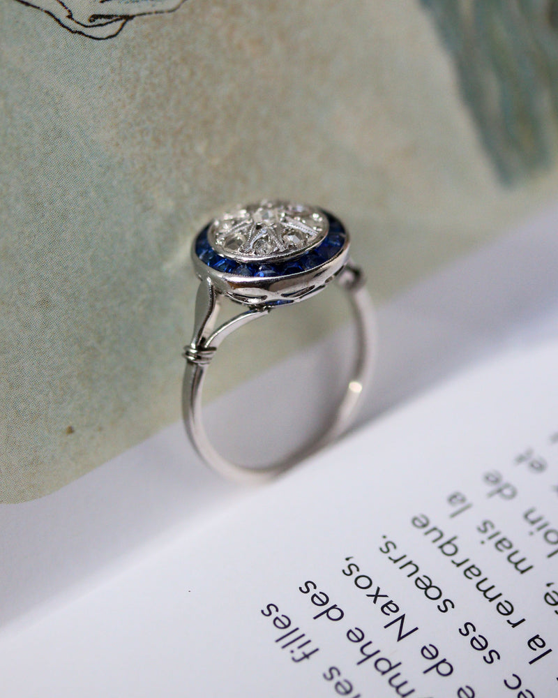 Bague Art Déco Or Blanc Diamants et Saphirs Calibrés