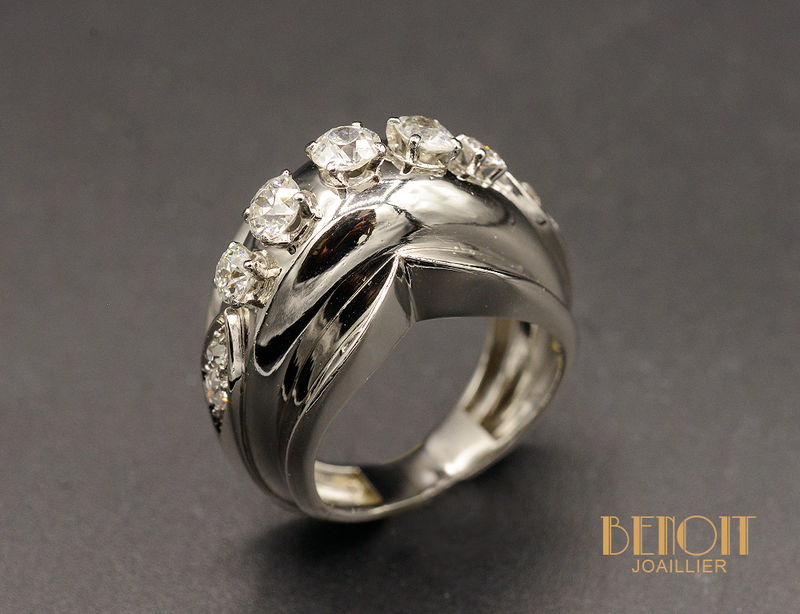 Bague Dôme Année 1950 Diamants et platine