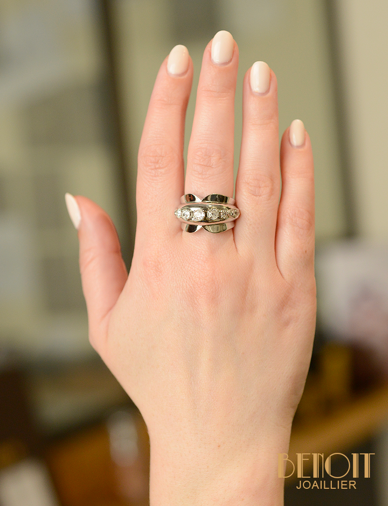 Bague Dôme Année 1950 Diamants et platine
