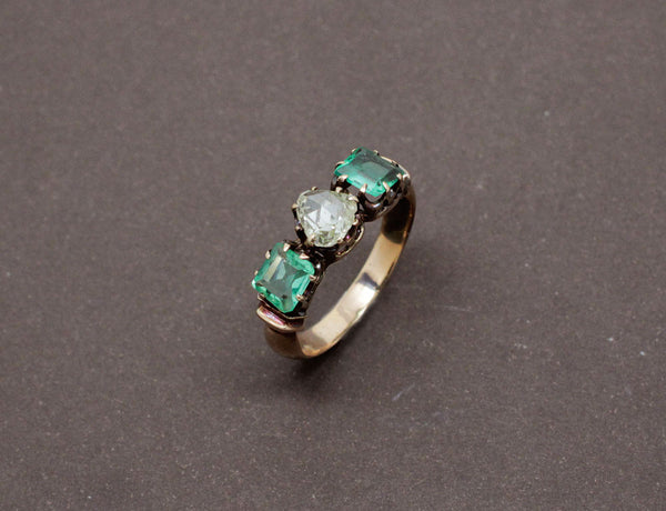 Bague Ancienne Diamant Taille Rose et Emeraudes