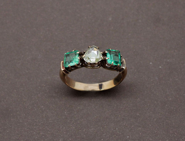 Bague Ancienne Diamant Taille Rose et Emeraudes