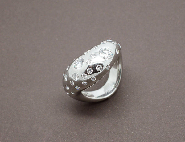 Bague "Mouvementée" Signée FRED Platine et Diamants