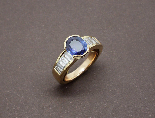 Bague Saphir Serti Demi Clos et Diamants Baguettes