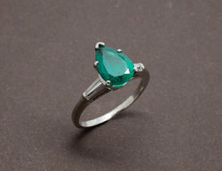 Bague Emeraude Poire Sur Platine et Tapers