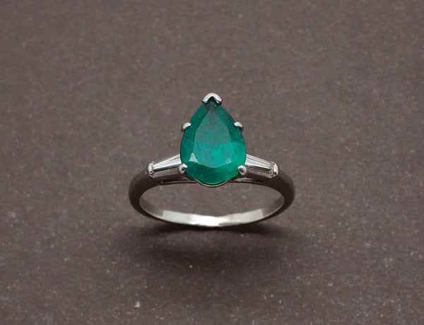 Bague Emeraude Poire Sur Platine et Tapers