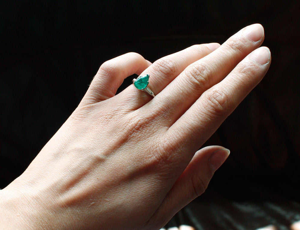 Bague Ancienne - Emeraude Poire Et Diamants Sur Or Blanc 18 Carats - Taille 53 - Occasion