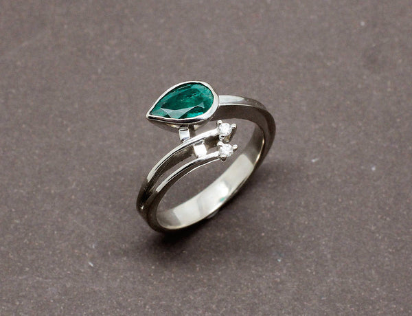Bague Croisée Emeraude Poire