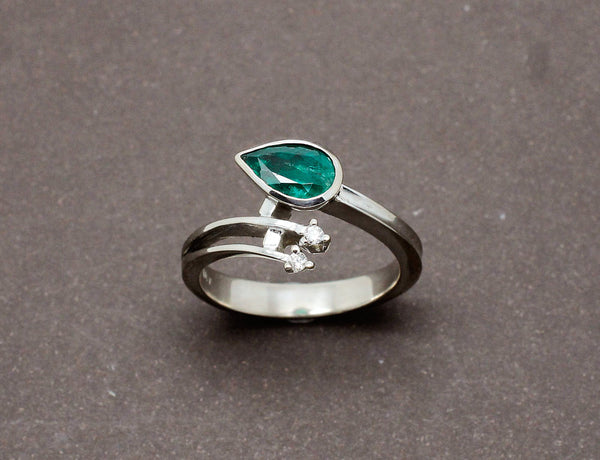 Bague Croisée Emeraude Poire