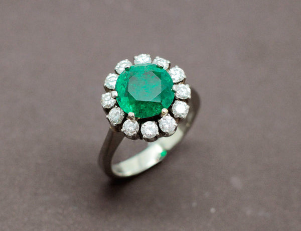 Bague Émeraude Ronde Entourage Diamants