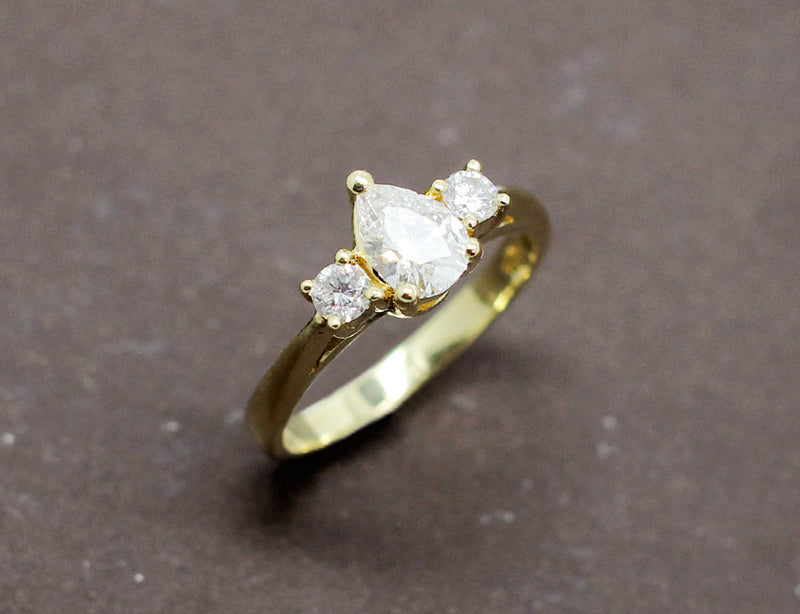 Solitaire Diamant Poire Accompagné