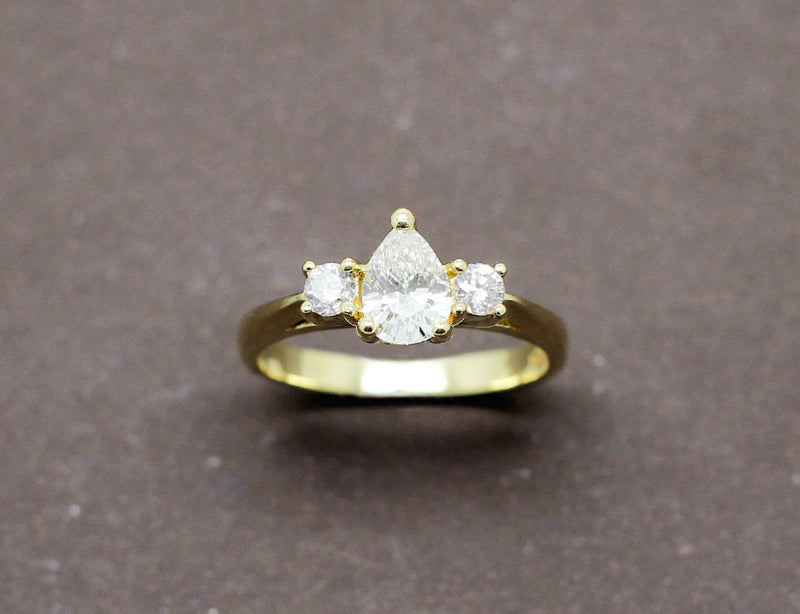 Solitaire Diamant Poire Accompagné