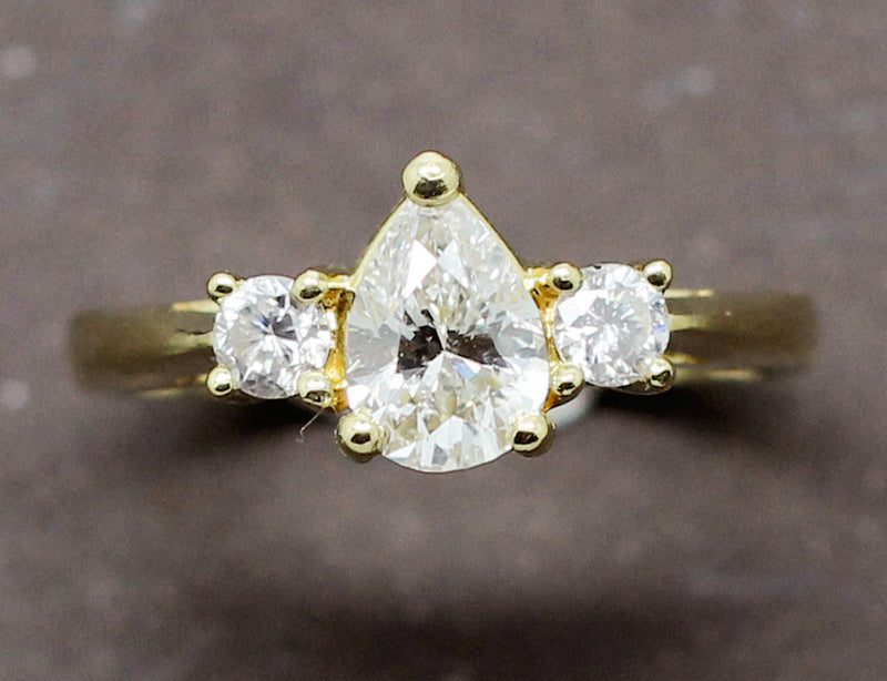 Solitaire Diamant Poire Accompagné