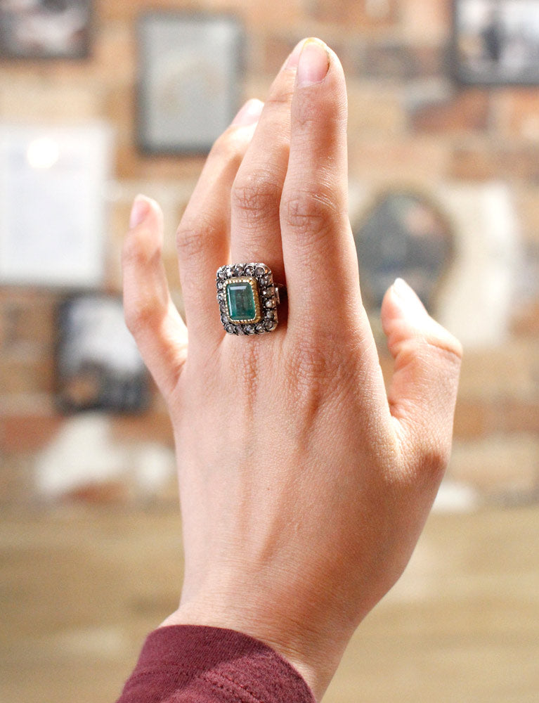 Bague XIXe Emeraude Entourage