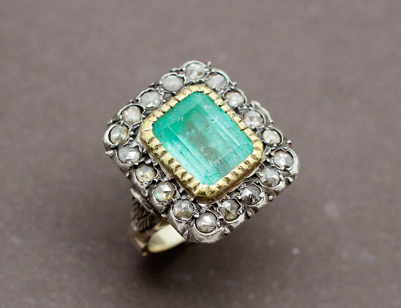 Bague XIXe Emeraude Entourage