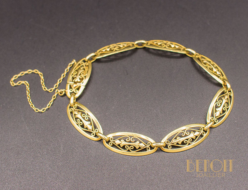 Bracelet cylindrique en laiton du Moyen-Orient du 19ème siècle avec Bracelet cylindrique en laiton du Moyen-Orient du 19ème siècle avec