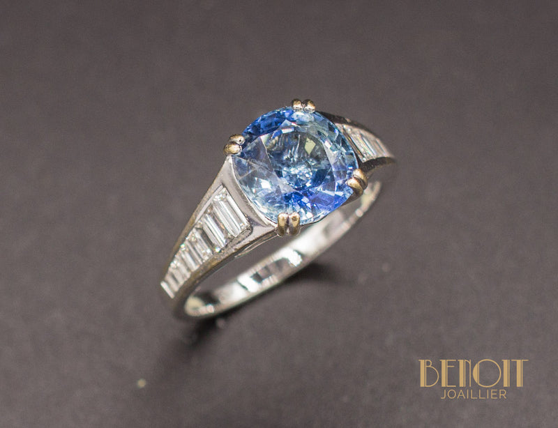 Solitaire Saphir et Baguettes Diamants