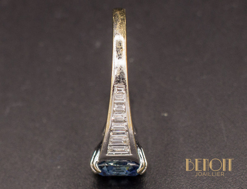 Solitaire Saphir et Baguettes Diamants