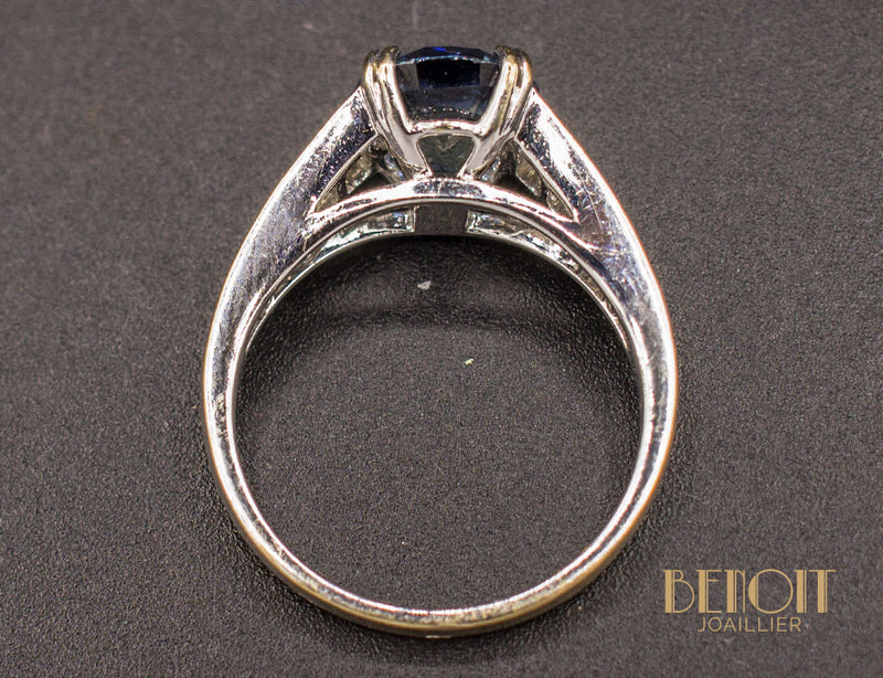 Solitaire Saphir et Baguettes Diamants