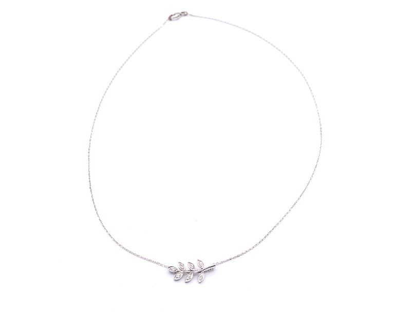 Pendentif Création Benoît Joaillier "Laurier" or blanc