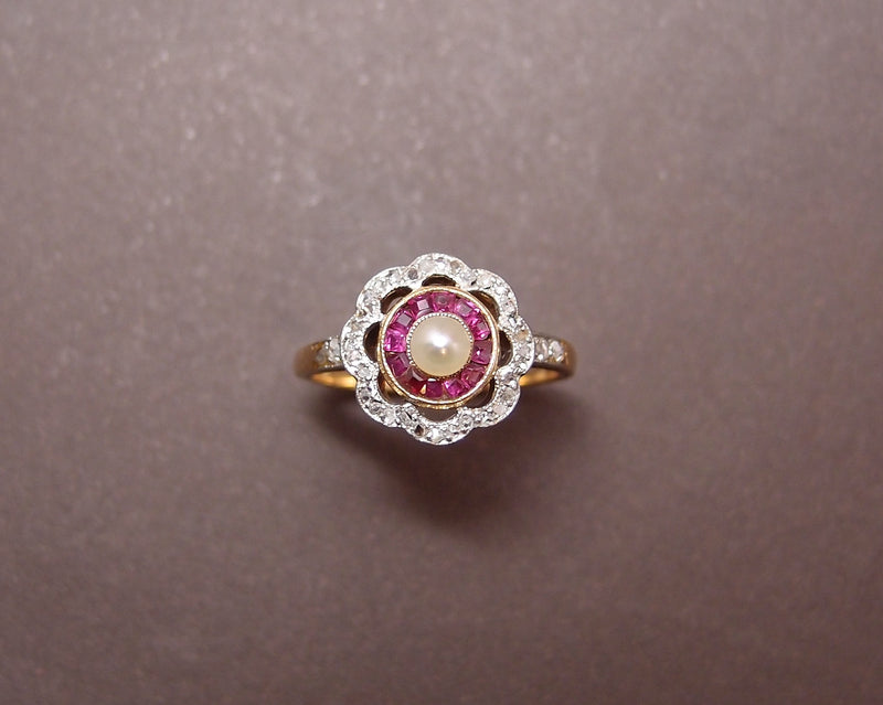 Bague 1920 , perle fine , rubis calibrés et diamants