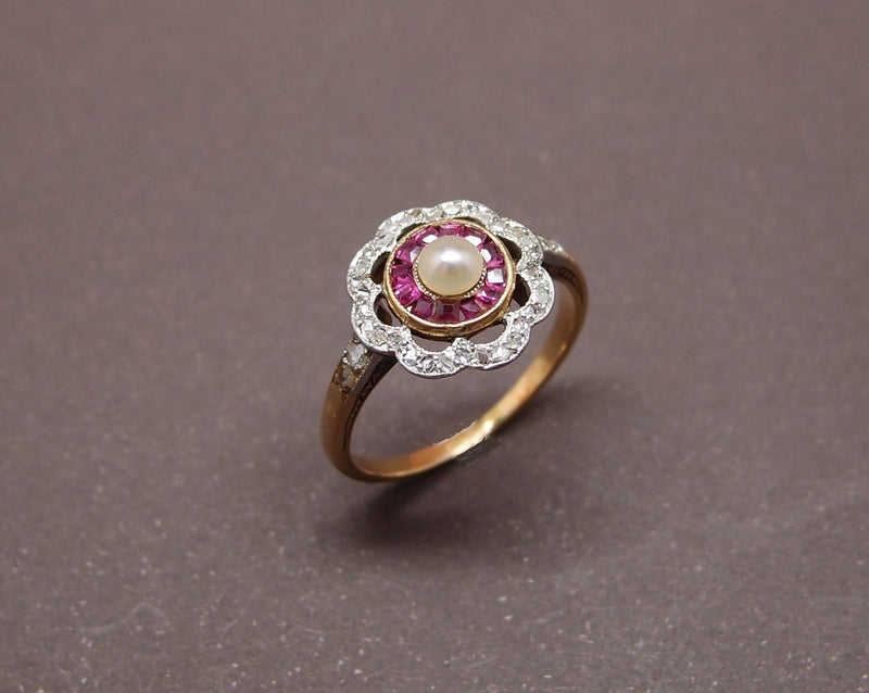 Bague 1920 , perle fine , rubis calibrés et diamants