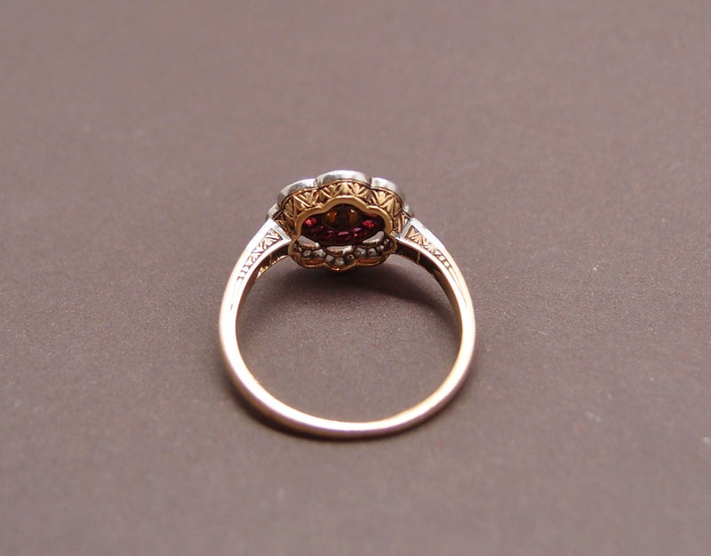 Bague 1920 , perle fine , rubis calibrés et diamants
