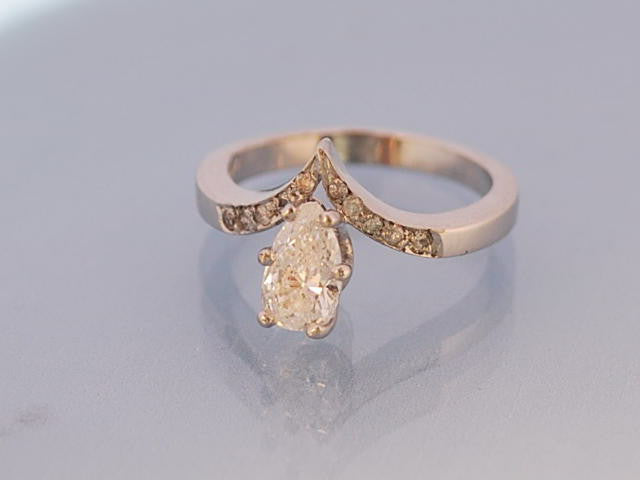 Bague 1940 or diamants et poire