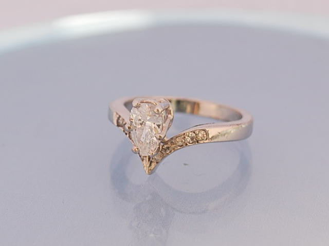 Bague 1940 or diamants et poire