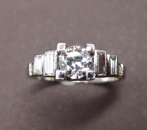 Bague art déco avec diamant central de 0.65 ct et diamants baguette