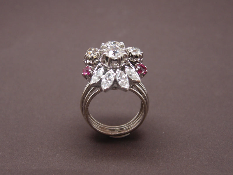 Bague "cocktail" diamants 2.5 cts et rubis vers 1950