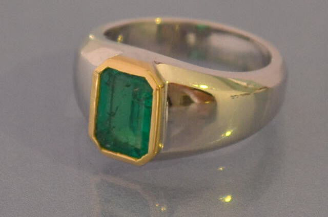 Bague Emeraude jonc or blanc