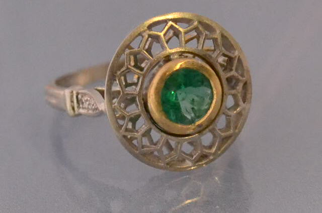 Bague Emeraude nids d'abeille "Benoitjoaillier"