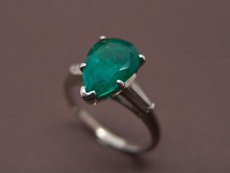 Bague Emeraude poire sur Platine avec tapers