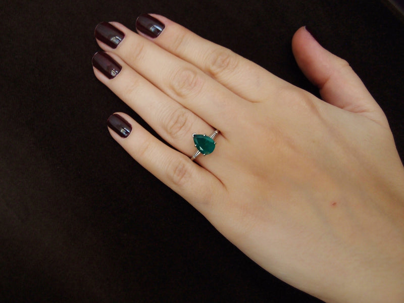 Bague Emeraude poire sur Platine avec tapers