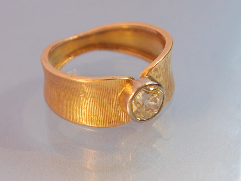 Bague jonc or jaune et diamant