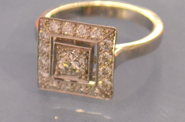 Bague or et diamants plateau carré