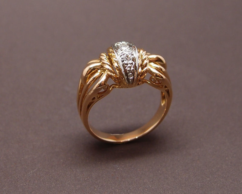 Bague or jaune, platine et diamants vers 1950