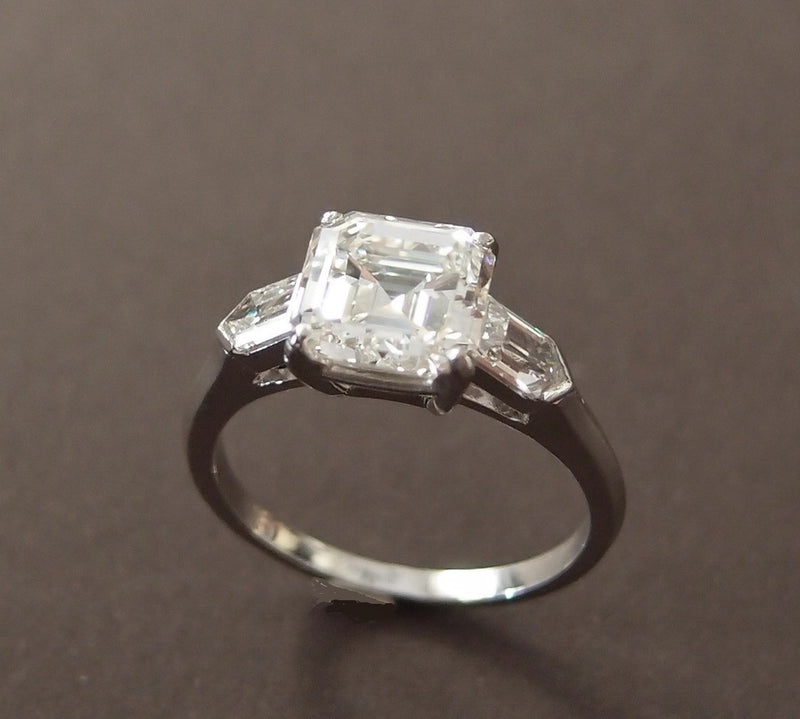 Bague Platine avec Diamant Carré pans coupés de 2.21 ct I/VS2