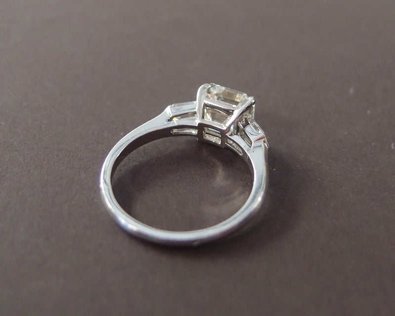 Bague Platine avec Diamant Carré pans coupés de 2.21 ct I/VS2