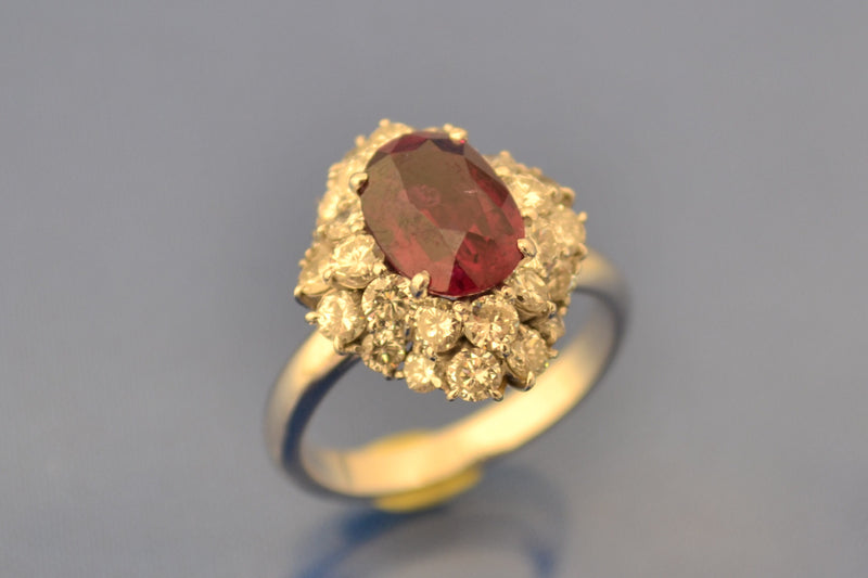 Bague Rubis Ovale et Entourage Diamants